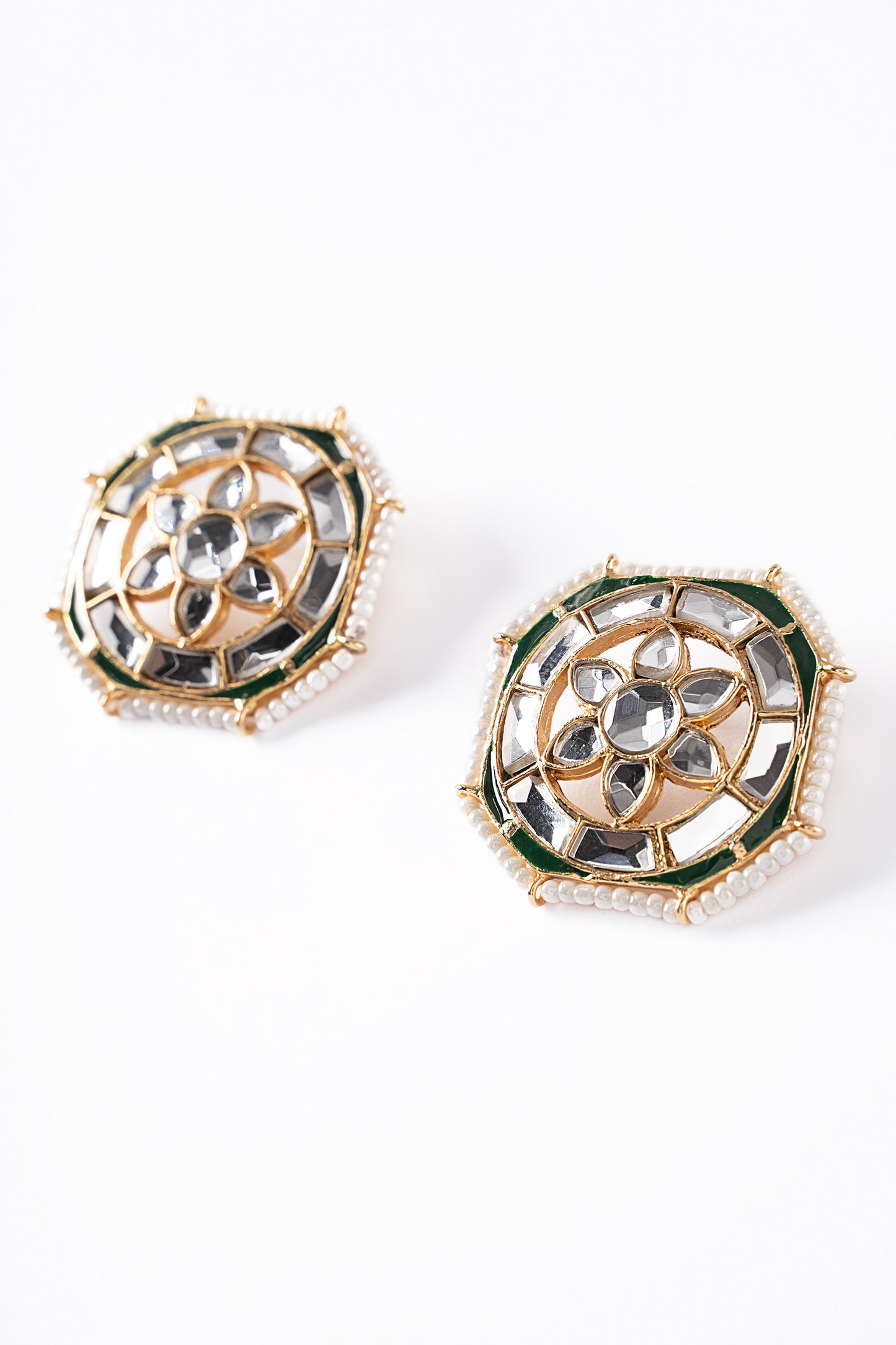 Avira Studs