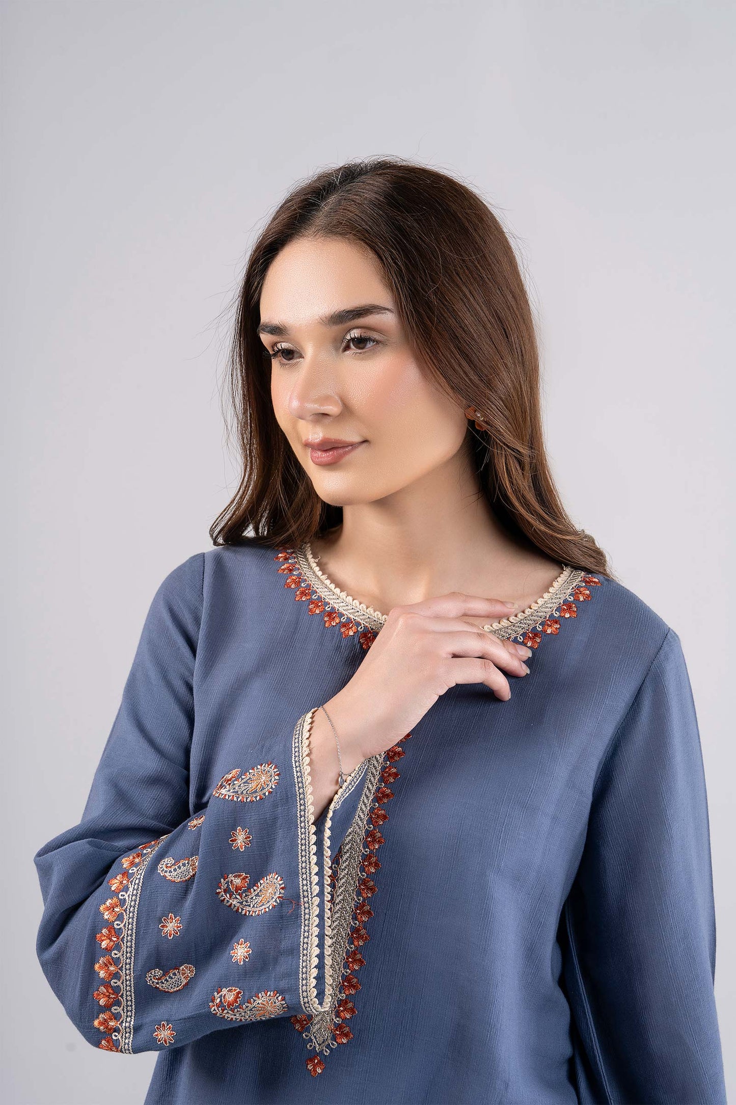 2 Pc Embroidered Slub Lawn Suit